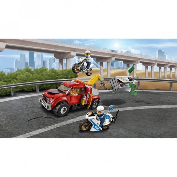 Конструктор LEGO City Police 60137 Побег на буксировщике в Тюмени